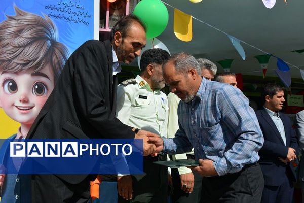 برگزاری جشن شکوفه‌های کلاس اولی دربهارستان‌دو