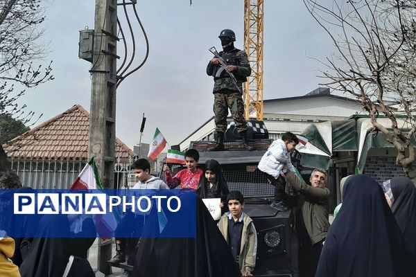 حضور اقشار مختلف مردم شهرری در راهپیمایی ۲۲ بهمن
