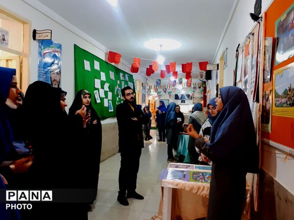 پیوند نسل امروز با آرمان‌های انقلاب  روایت تصویری یک نمایشگاه مدرسه انقلاب