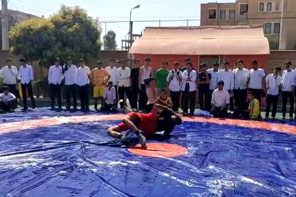 هیجان ورزشی با مسابقات کشتی و طناب‌کشی در دبیرستان حکیم ابوالقاسم فردوسی