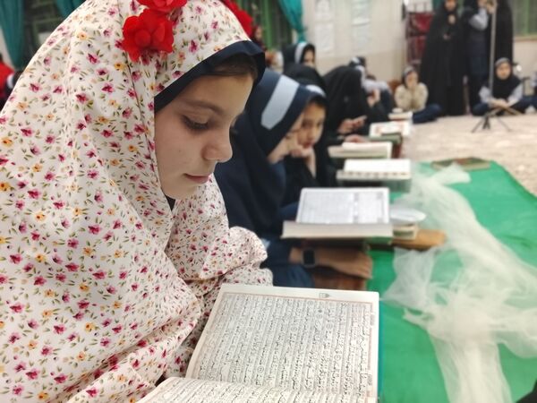 محفل انس با قرآن با حضور دانش آموزان دبستان دخترانه ناهید نخودی