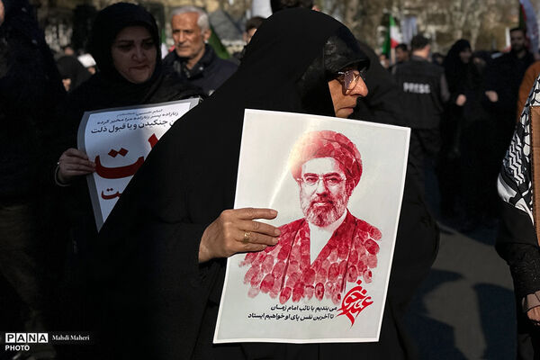 مراسم بیعت با سومین رهبر انقلاب در تهران - 1