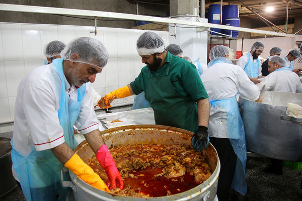 آشپرخانه حرم حضرت معصومه(س) در شب میلاد امام حسن مجتبی(ع)