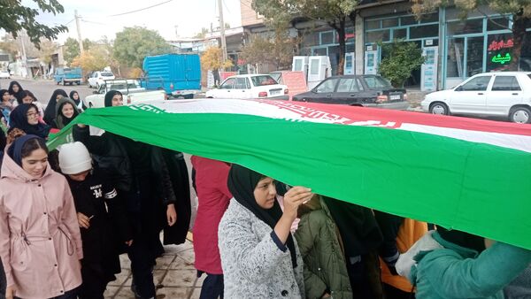 دانش‌آموزان شهر گرماب در راهپیمایی 13 آبان