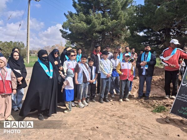 کاشت نهال به یاد شهدا  در نیشابور