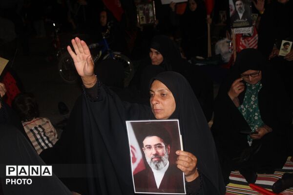 نگاهی به سیمای نورانی رهبر شهید در دست مردم