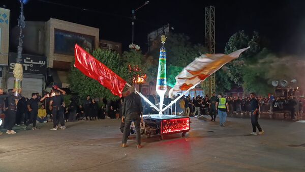 مراسم عزاداری شب عاشورا در خیابان‌های نیشابور 