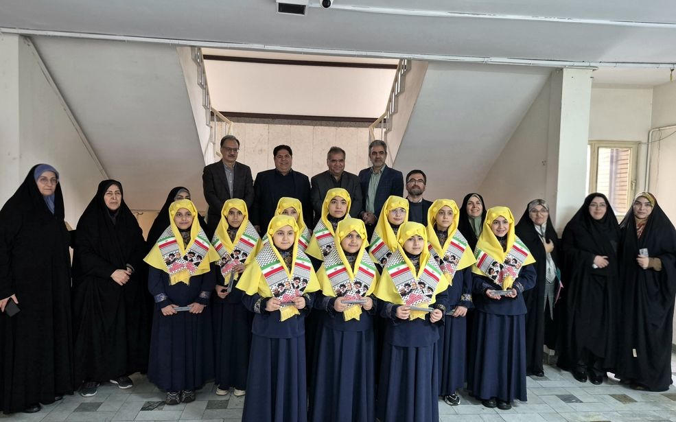 گرامیداشت ایام‌الله دهه فجر در آموزش و پرورش منطقه ۵ با سرودهای دانش‌آموزان