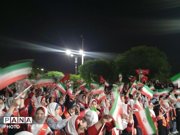 هم‌نوایی دانش‌آموزان پیشتاز ساوجبلاغ در تجمعات شبانه
