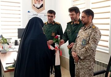 تجلیل از سبزپوشان پاسدار توسط دانش‌آموزان بسیجی 