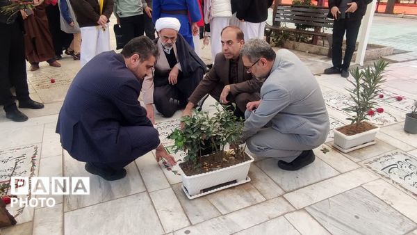 گلباران مزار شهدا به‌مناسبت آغاز هفته کانون‌های فرهنگی و تربیتی در قم