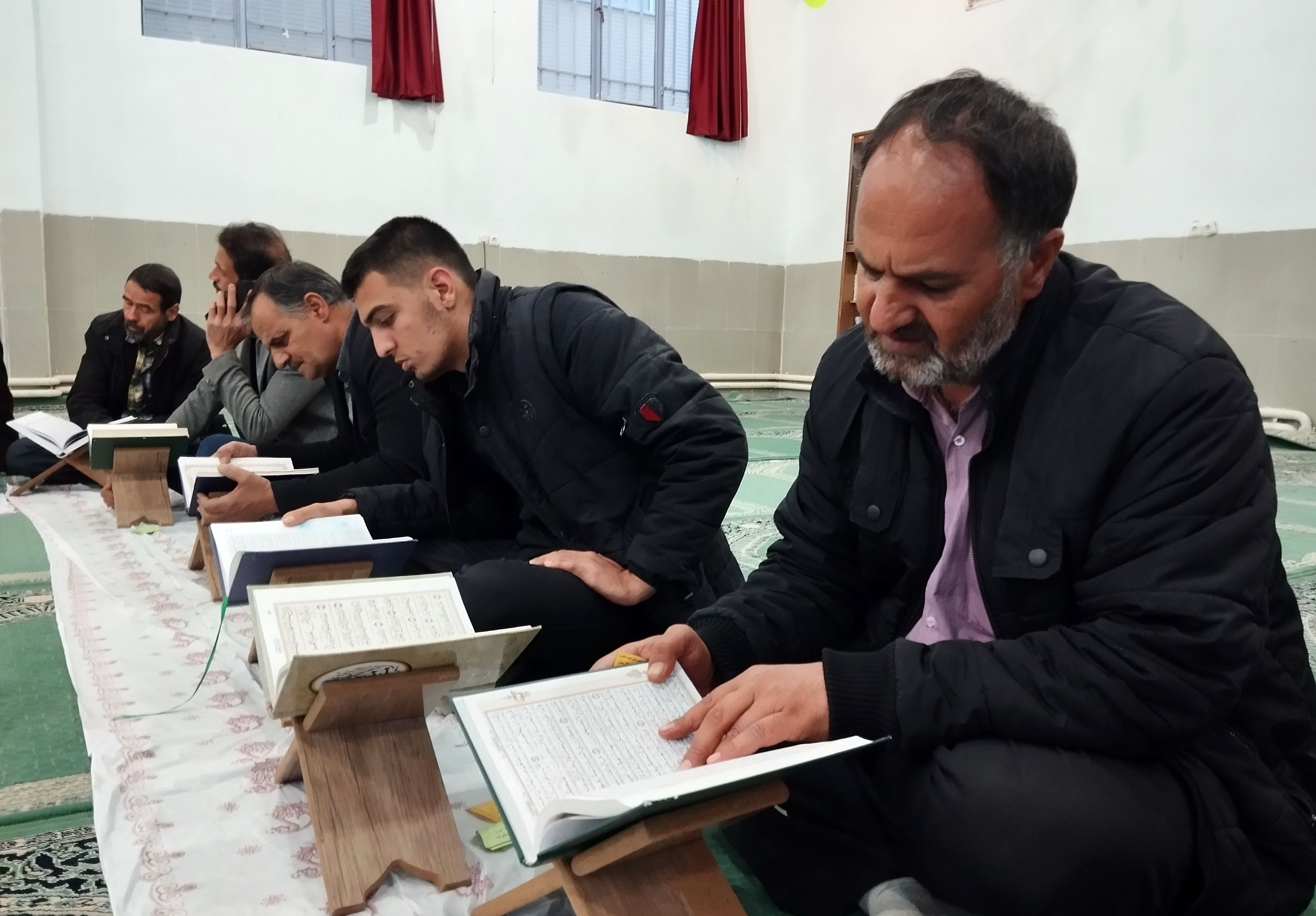   ضیافت افطاری و محفل قرآنی در دبیرستان شهید مطهری شهر حسن آباد جرقویه علیا