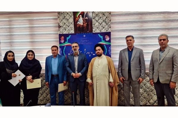 تقدیر از دانش‌آموز نخبه پژوهش‌سرای کاوش در شورای آموزش و پرورش کهریزک