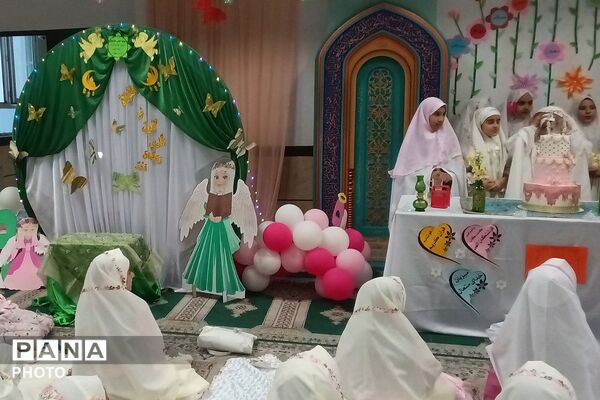 جشن روزه اولی‌ها در دبستان الهام حاجیان ناحیه دو شهرری 