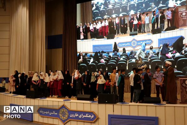 تجلیل از دانش آموزان برتر مسابقات قرآن و عترت و نماز در نجف آباد