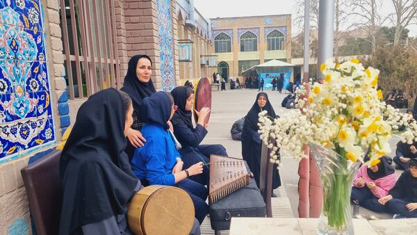 عطر نرگس در دبیرستان طلیعه شاهد پیچید