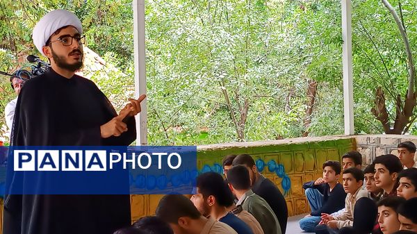 اقامه نماز دانش‌آموزی با حضور ۱۲۰ دانش‌آموز پسر در اردوگاه شهید بهشتی یاسوج