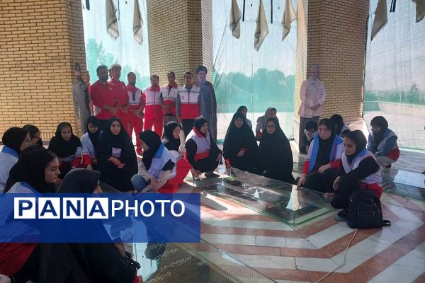 رژه اقتدار هلال‌احمری‌ها در شهرستان پیشوا به مناسبت هفته دفاع مقدس