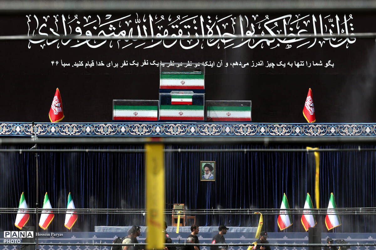 اقامه نماز بر پیکر مطهر امام مجاهد شهید