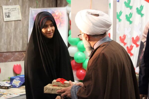 آئین متمرکز استانی نواختن زنگ انقلاب در دبیرستان دخترانه شرافت ناحیه ۱ کرج