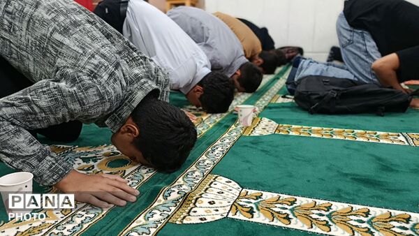برپایی جلسه هفتگی زیارت عاشورا در دبیرستان شاهد مالک اشتر 