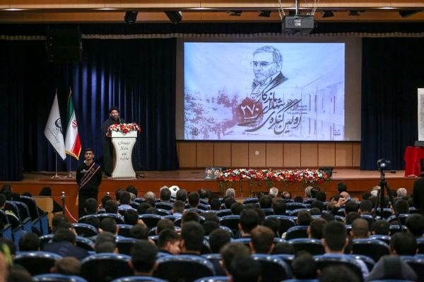 فراوانی شهدای دانش آموز از جلوه های ممتاز دوران دفاع مقدس است