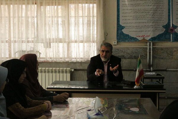 هم‌اندیشی مدیر و معلمان"دبستان گل‌های بهشت" فیروزکوه