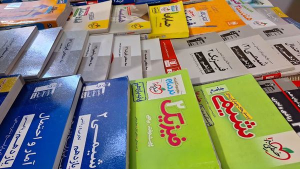 برپایی نمایشگاه کتب کمک‌درسی در دبیرستان دخترانه فاطمیه ناحیه یک کرج