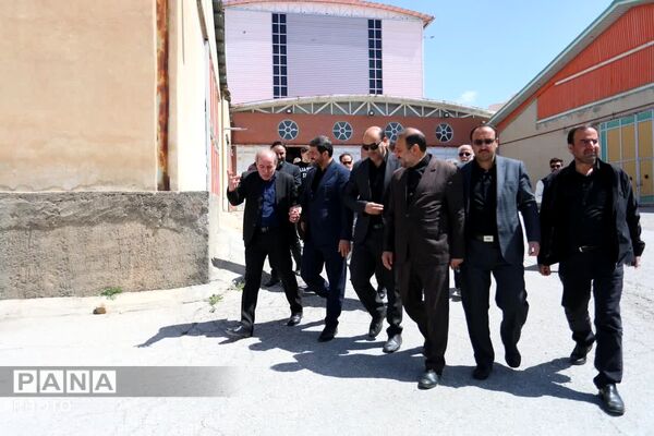بازدید استاندار همدان از کارخانه خوراک دام و طیور نهاوند