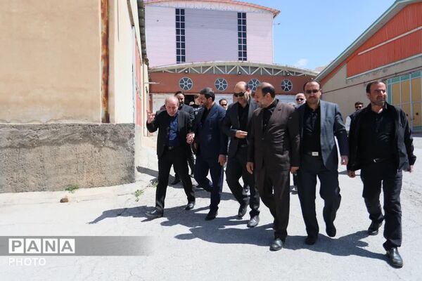بازدید استاندار همدان از کارخانه خوراک دام و طیور نهاوند
