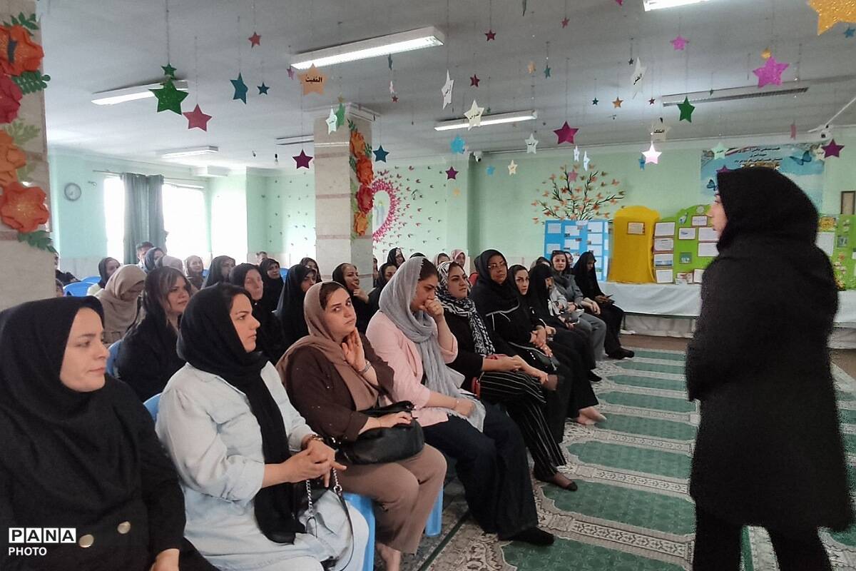 جلسه آموزش خانواده در دبستان پانزده خرداد ناحیه دو شهرری 