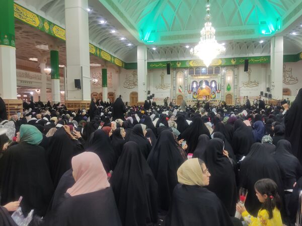 اجتماع دختران دانشجو در حرم مطهر حضرت معصومه (س) به مناسبت روز دختر  