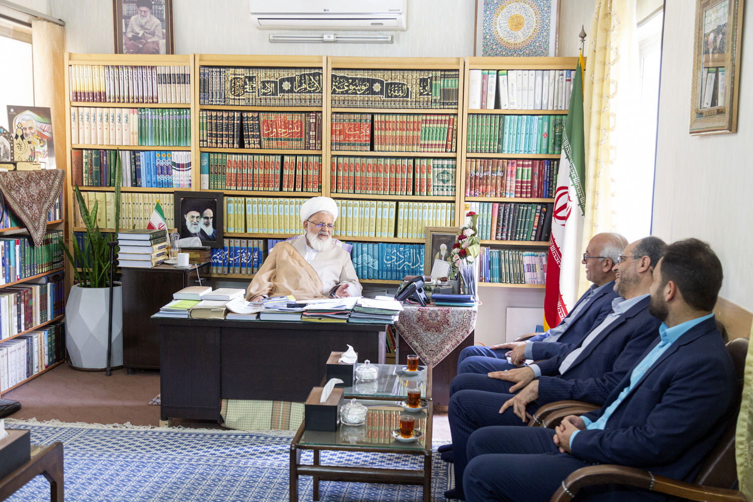 در موضوع تعلیم و تربیت دانش‌آموزان به دنبال تحول و پیشرفت باشیم