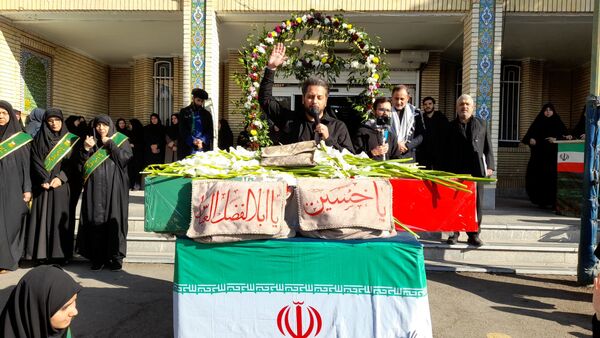 حال‌وهوای معنوی دانش‌آموزان در استقبال از پیکر شهید ۲۳ ساله در مدرسه شهید عصمت ناحیه 3 کرج 