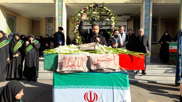 حال‌وهوای معنوی دانش‌آموزان در استقبال از پیکر شهید ۲۳ ساله در مدرسه شهید عصمت ناحیه 3 کرج 