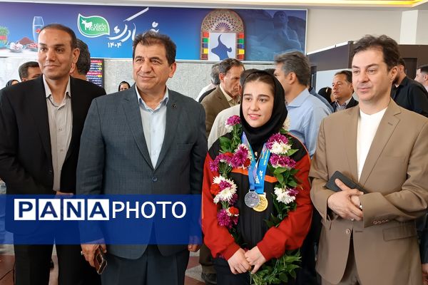 مراسم استقبال از دانش‌آموز مدال آور