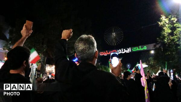 مشت ها بر فراز آسمان نیشابور نمایان شد 