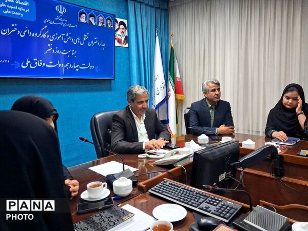 دیدار دختران تشکل های دانش آموزی و کار گروه دائمی دختران با فرماندار کاشمر 