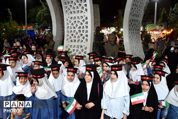 وداع با دوران ابتدایی؛ جشن فارغ‌التحصیلی ششم‌دختران «شیخ مفید» در منطقه ۱۴