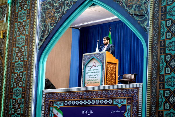 حضور مدیرکل آموزش‌وپرورش استان در نماز جمعۀ شهر اصفهان