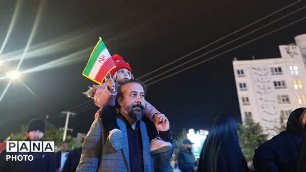 تجمع جوانان‌‌و‌نوجوانان‌در‌بیعت با رهبر انقلاب در نیشابور