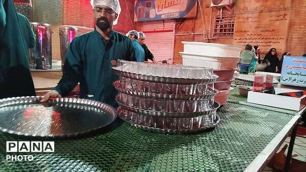 زحمات بی وقفه چایخانه حضرت زهرا(س)