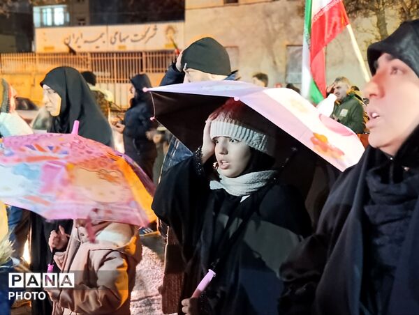سرما در برابر آتش عشق دلها به رهبر چیزی نبود