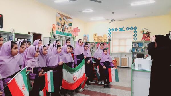 جشن دهه فجر با نقاشی‌های خلاقانه دانش‌آموزان پایه پنجم در کانون پرورشی تفت