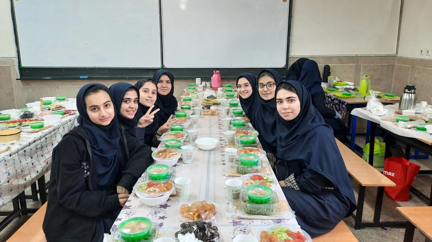 ضیافت افطاری در دبیرستان هیات امنایی فیض کاشانی