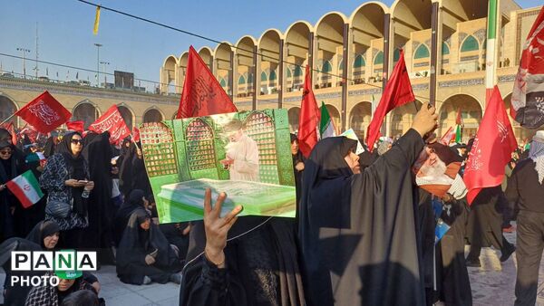 وداع با رهبر شهید انقلاب اسلامی امام خامنه‌ای و خانواده شهید  ایشان در مصلی امام خمینی(ره) 