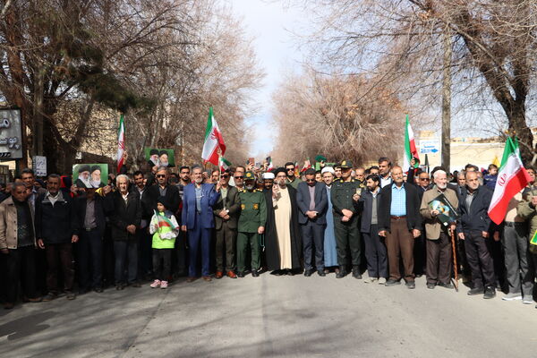 شکوه همبستگی مردم آباده در راهپیمایی ۲۲ بهمن