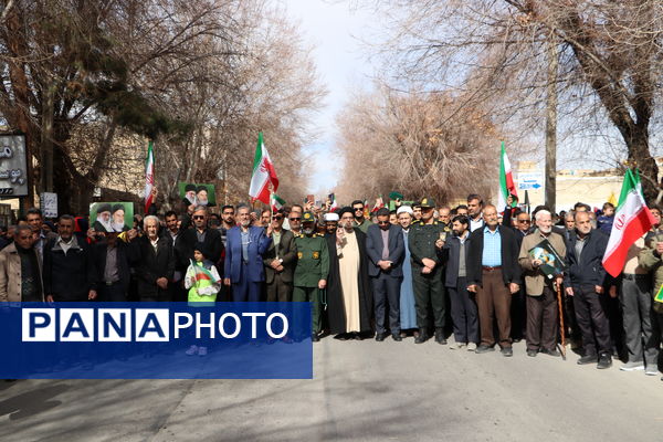 شکوه همبستگی مردم آباده در راهپیمایی ۲۲ بهمن