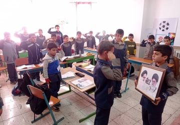 احترام نظامی دانش‌آموزان ملایر در پاسخ توهین به تصویر رهبر معظم انقلاب