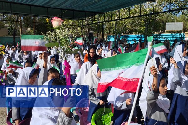 آیین نواختن زنگ ایثار و مقاومت در مدارس آباده